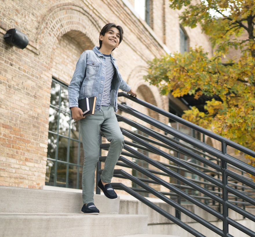 Click to shop Florsheim Kids. Image features the Jasper Jr in navy.